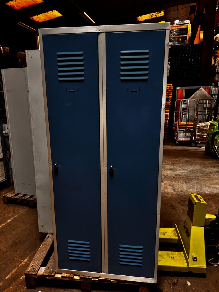 Bloc de 2 portes industrie salissante
H= 1800 mm L = 800 mm P= 500 mm
Corps gris, porte bleue 
Prix 120 €HT / Le bloc de 2 portes